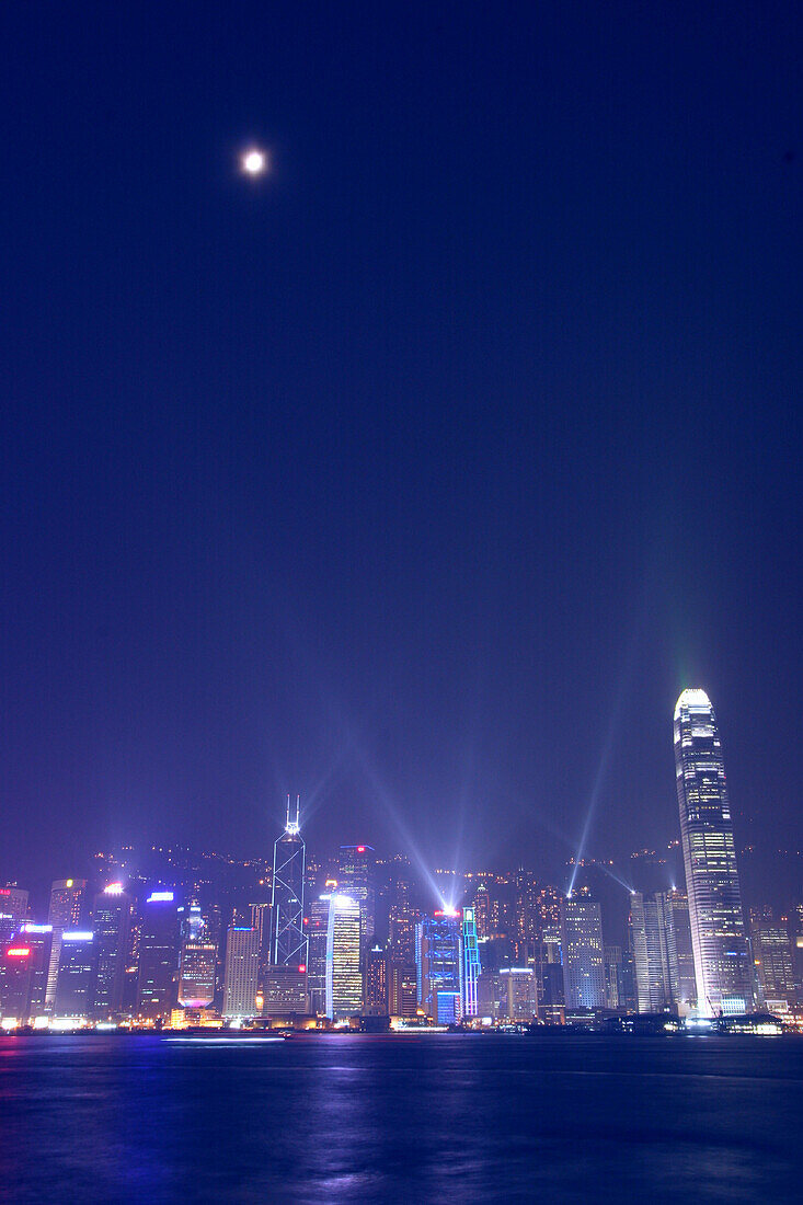 Die beleuchtete Skyline und Lasershow, Hong Kong, China