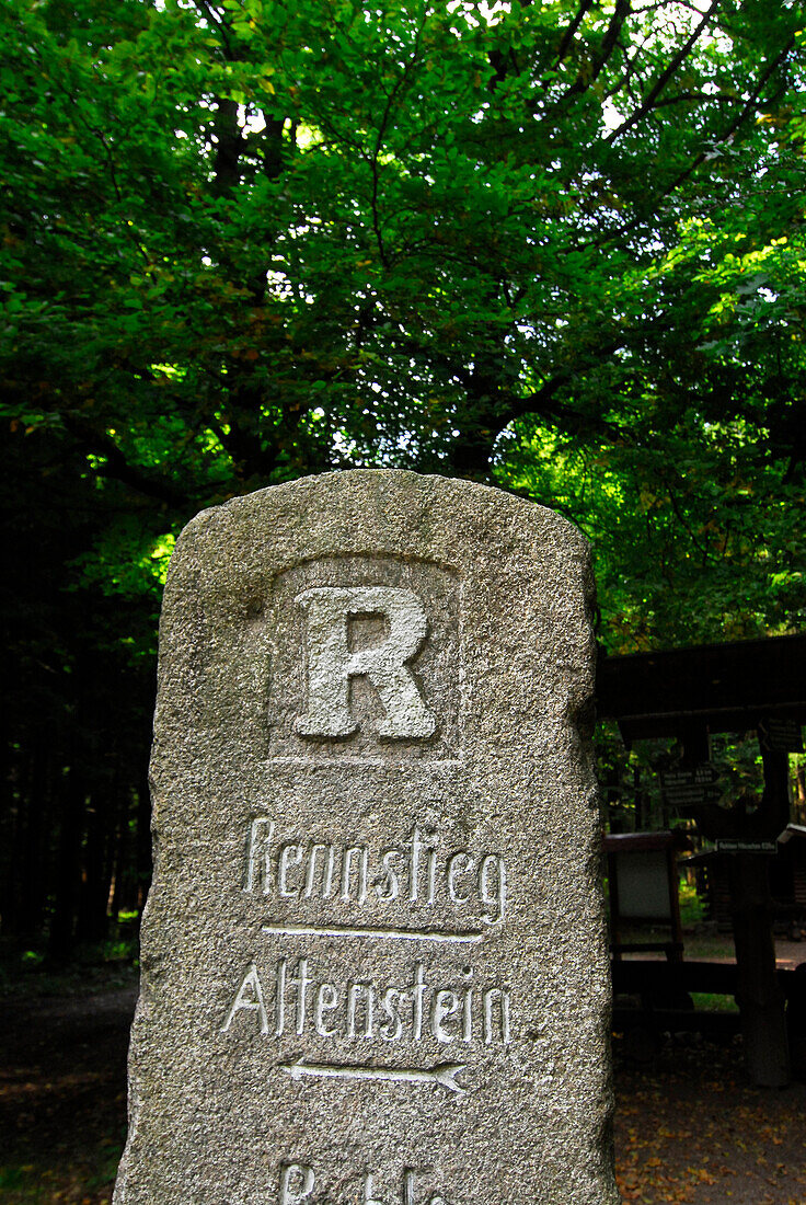 Rennsteig, steinener Wegweiser bei Ruhla; Thüringen, Deutschland