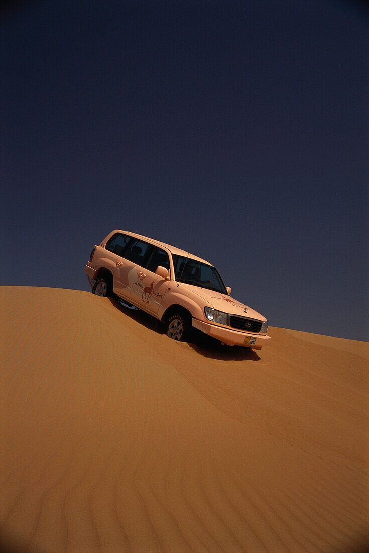 Ein Jeep fährt in der Wüste, Wüstentour, Abenteuer, Al Maha Desert Resort, Dubai, Vereinigte Arabische Emirate