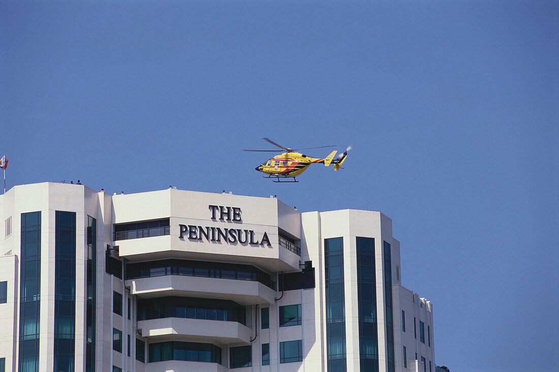 Helikopter landet auf Dach des Peninsula Hotels, Bangkok, Thailand