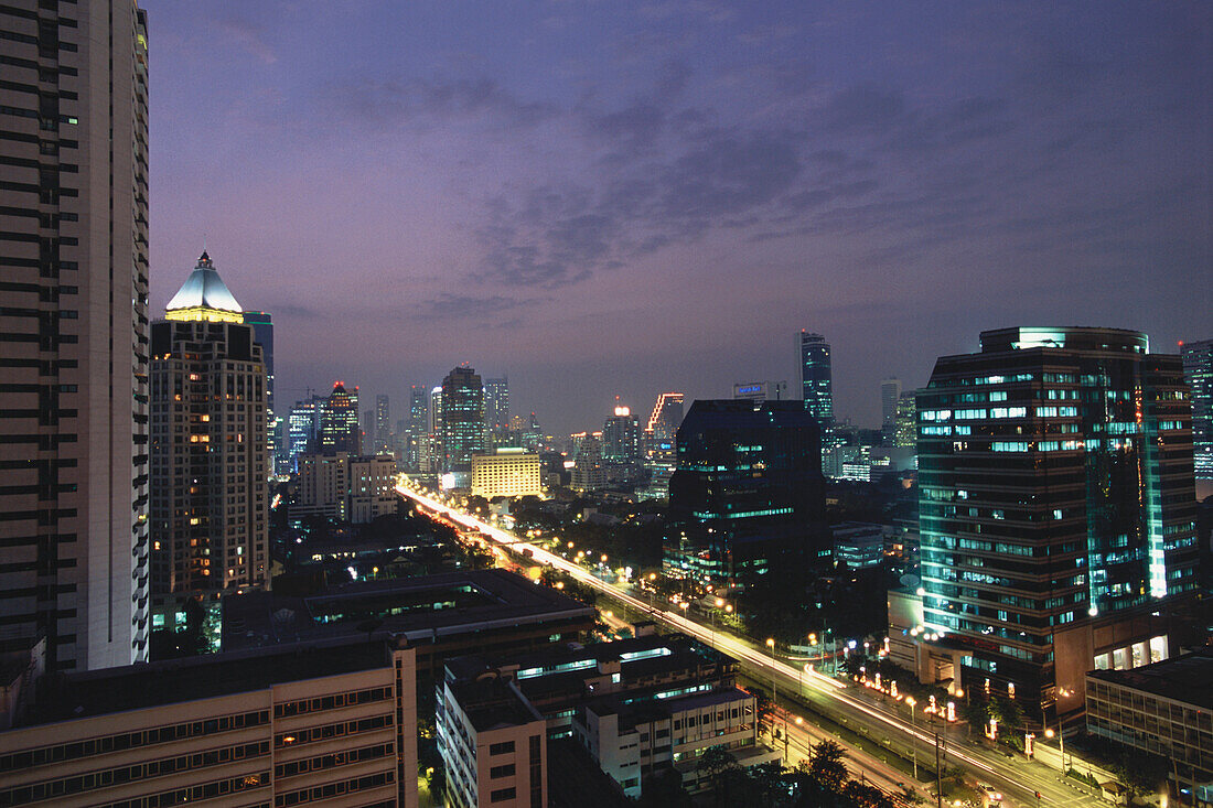 Blick auf Sathorn Road bei Nacht mit Hochhaeuser, beleuchtet, vom Hotel Banyan Tree Spa, Stadtansicht, Bangkok, Thailand