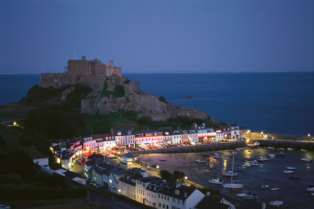 Hafen von Gorey bei Nacht mit Orgeuil Castle, Sehenswürdigkeit, Jersey, Kanalinseln, Großbritannien