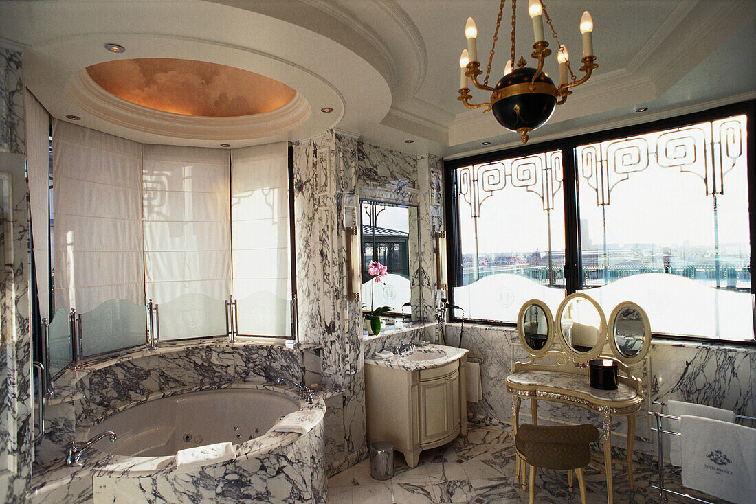 Marmor Badezimmer und Whirlpool in Suite la belle Etoile, Luxus Hotel Le Meurice, Übernachtung, Paris, Frankreich