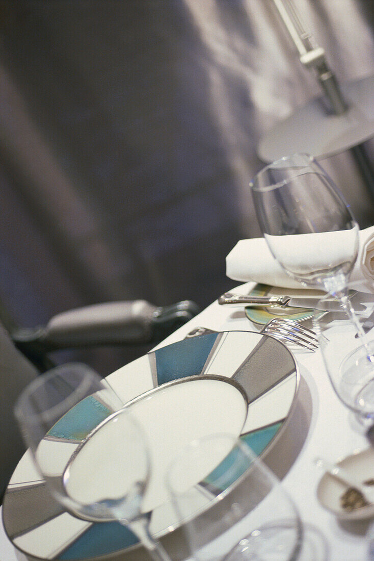Ein gedeckte Tisch mit Teller und Besteck in Restaurant Alain Ducasse, Hotel Plaza Athenee, Paris, Frankreich