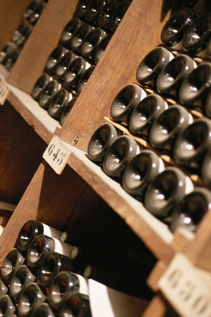 Wine Flaschen in Weinkeller im Restaurant Taillevent, Paris, Frankreich