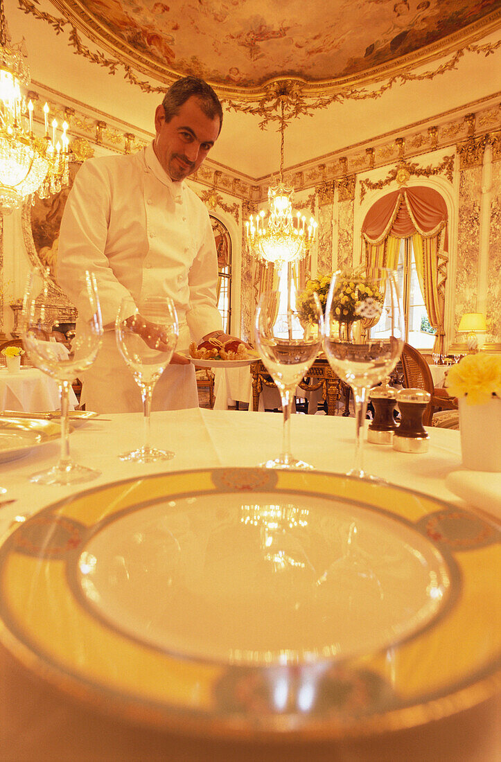 Chefkoch Marc Marchand serviert Essen in Restaurant le Meurice, Hotel, Paris, Frankreich