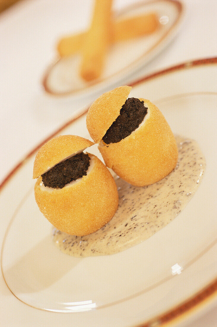 Gebackene Eier mit Kaviar, Restaurant Taillevent, Paris, Frankreich