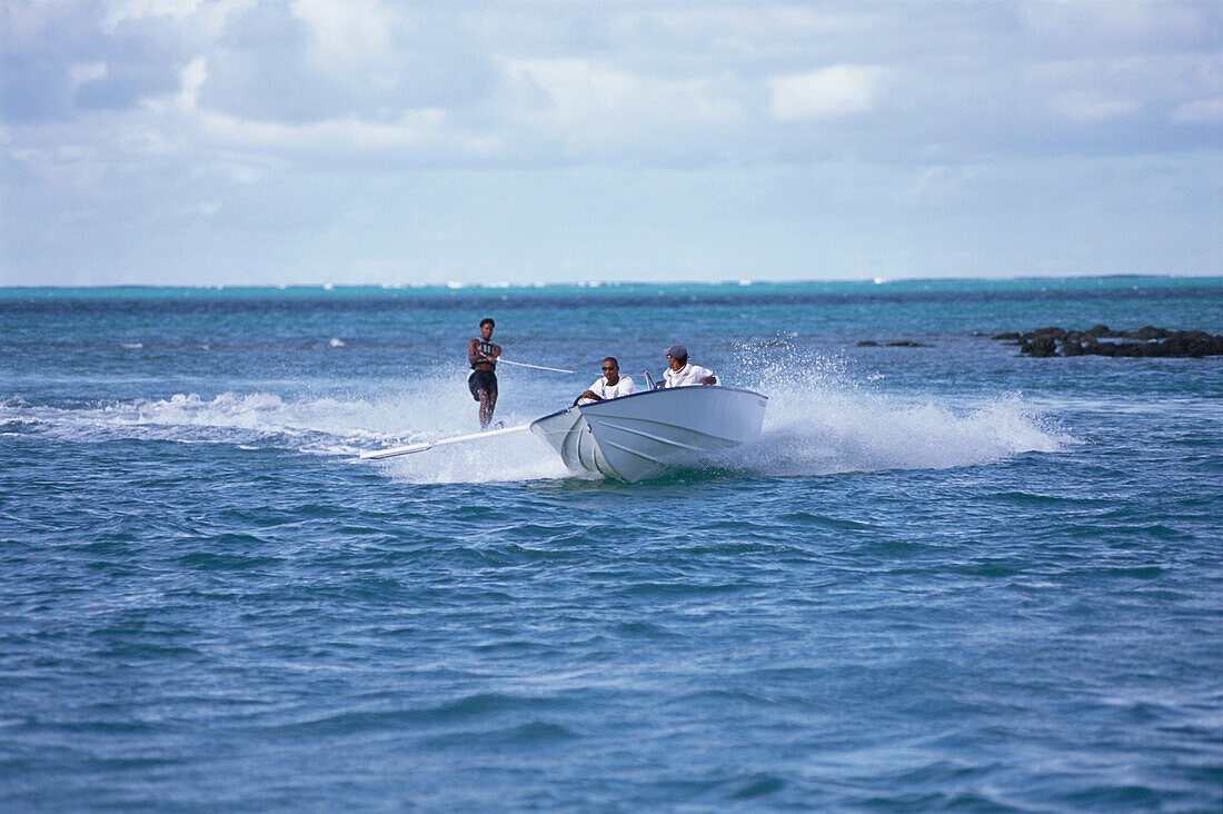 Eine Person beim Wasserski fahren, Wassersport, Meer, Mauritius, Afrika