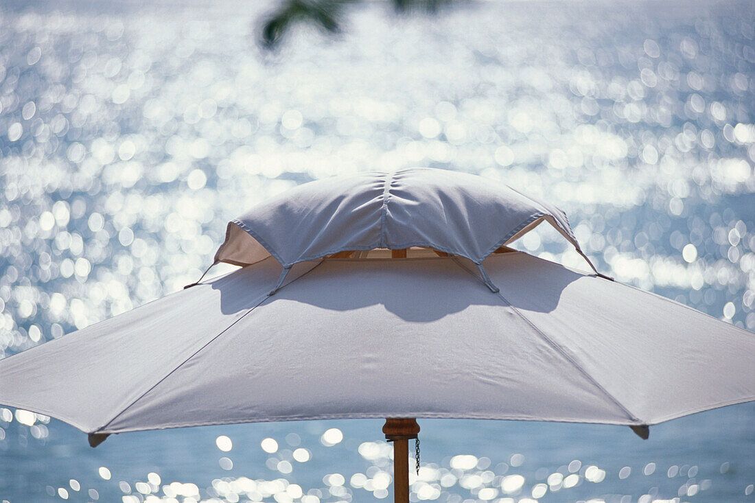 Ein weißes Sonnenschirm und Blick auf dem Meer, Hotel Oberoi, Urlaub, Mauritius, Afrika