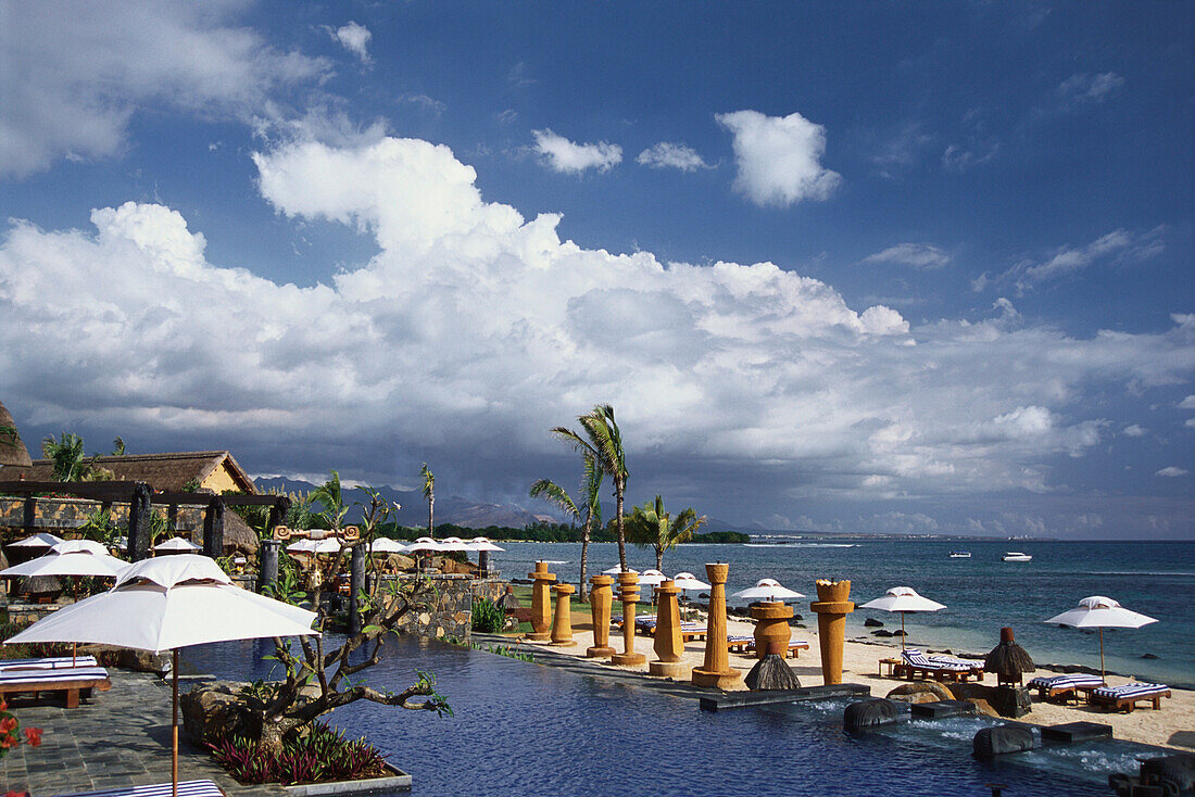 Swimming pool in front of the beach, Hotel Oberoi, Holiday, Mauritius, Africa