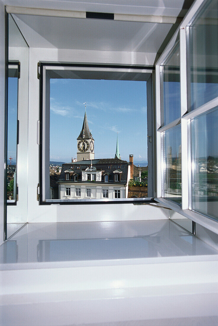 Blick aus einem Fenster auf Altstadt mit St. Peter, Zürich, Kanton Zürich, Schweiz