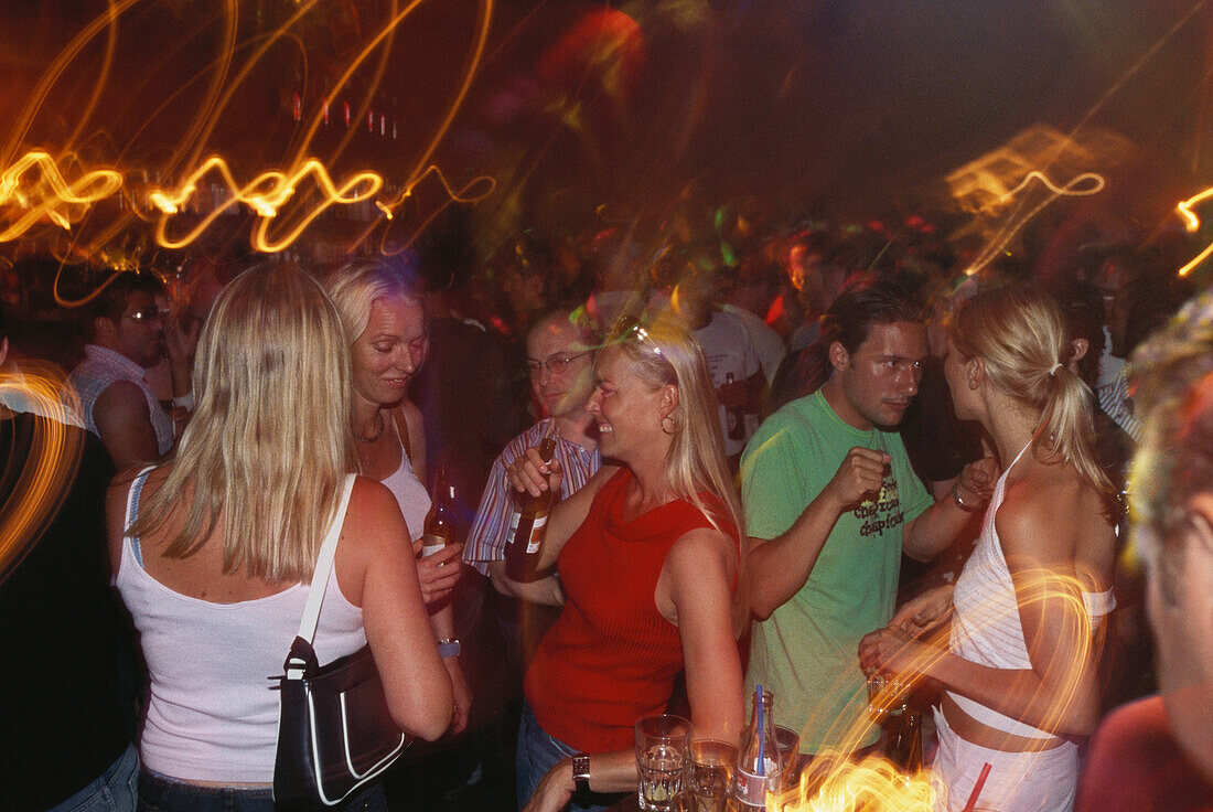 Menschen feiern in Purpur Bar, Nachtleben, Zürich, Schweiz