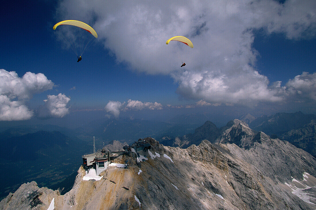 Gleitschirmfliegen über der Zugspitze, Gebirge, Berg, Sport, Oberbayern, Bayern, Deutschland