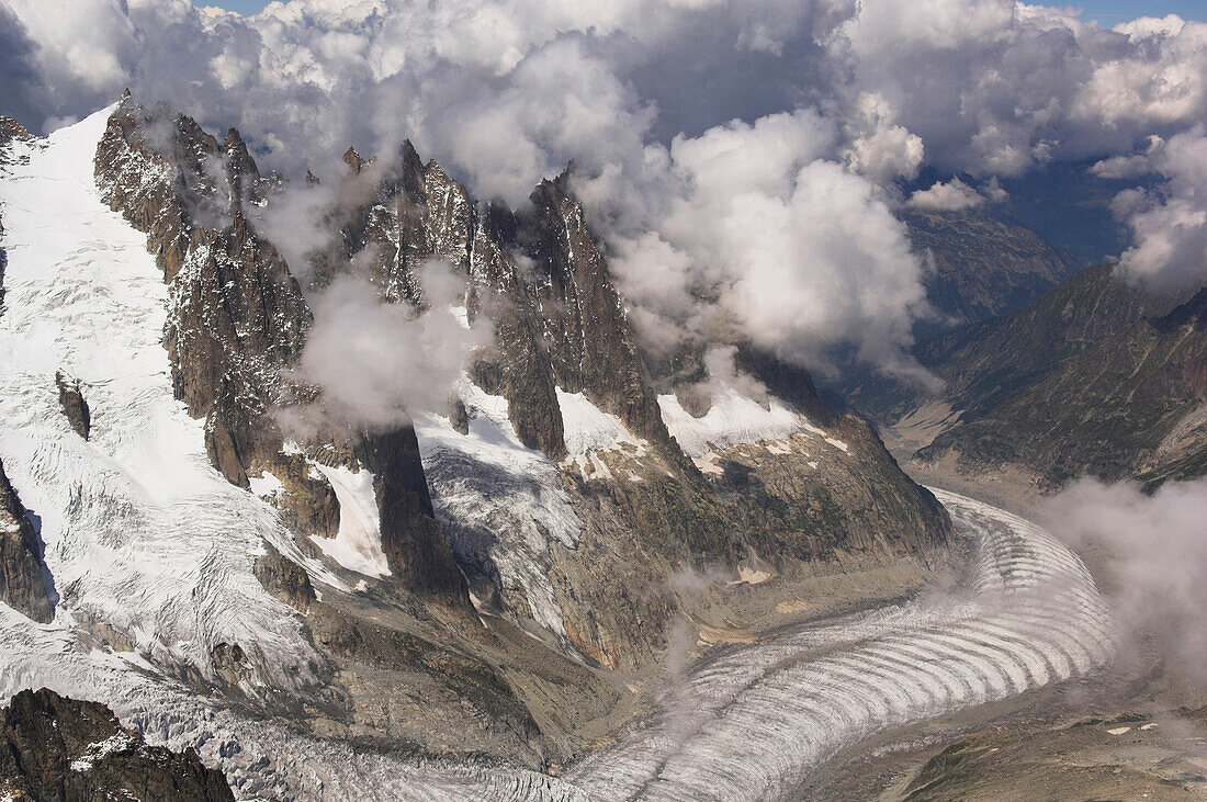 Blick vom Gipfel des Dent du Geant auf Glacier de Leschaux, Mont Blanc Gruppe, Frankreich, Italien