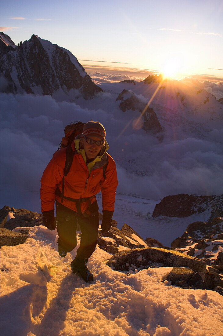 Albert Leichtfried bei den Filmaufnahmen zu Messners Alpen, Dent de Geant, im Hintergrund Mont Blanc, Frankreich, Italien