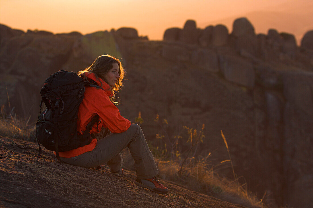 Eine Wanderin im Sonnenuntergang im Andringitra National Park, Madagaskar, Afrika