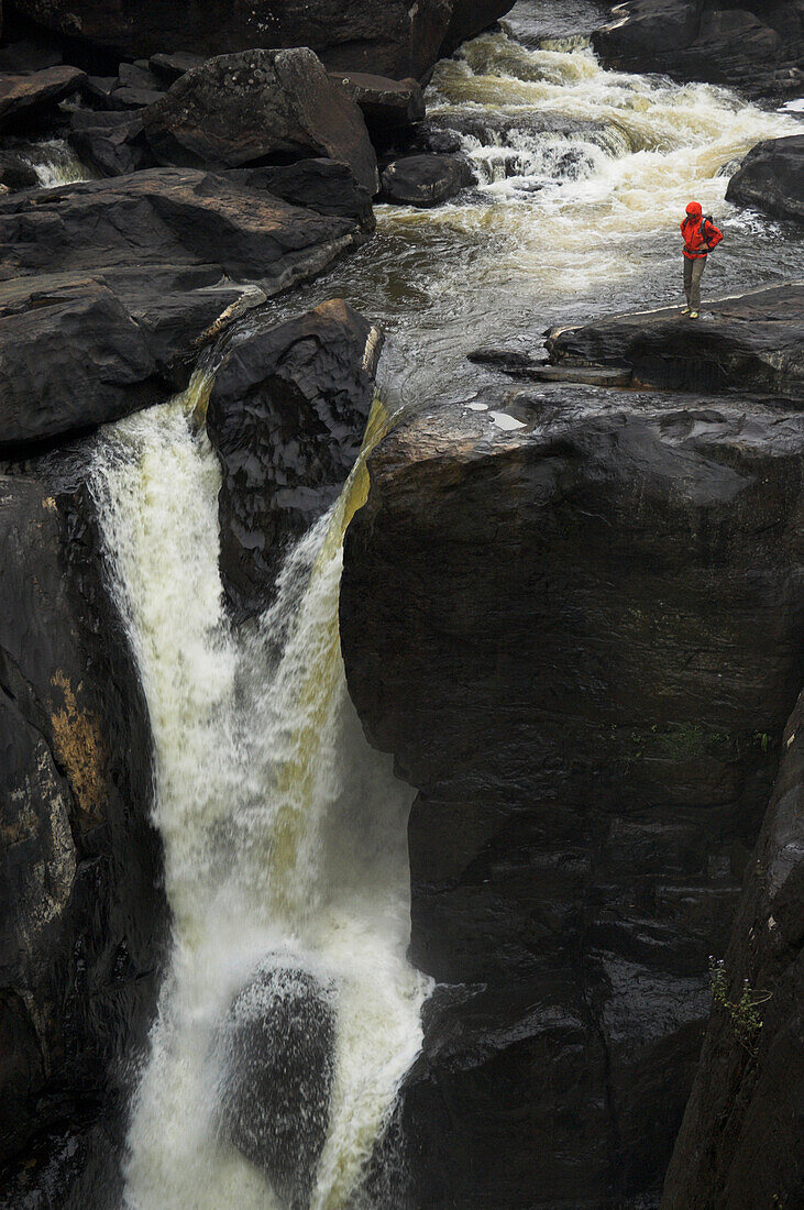 Ein Mensch schaut sich einen Wasserfall an, Madagaskar, Afrika