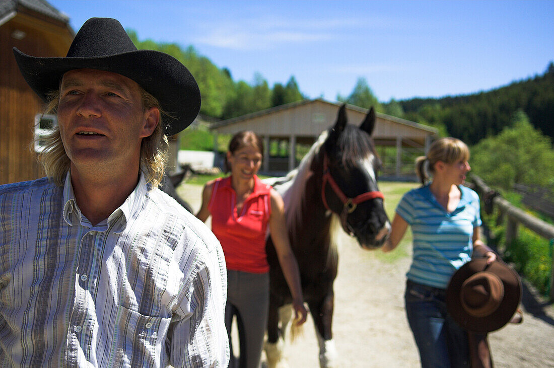 Reiter beim Abmarsch vom Reitstall, Mühlviertel, Oberösterreich, Österreich