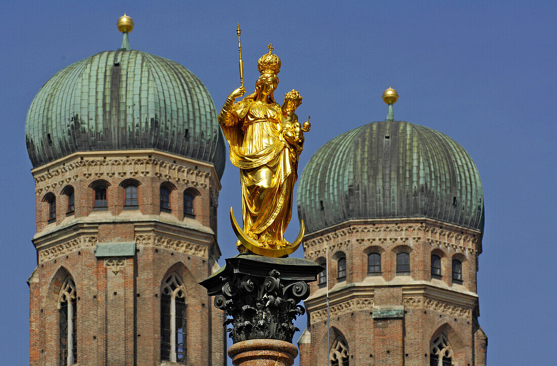 Mariensäule und im Hintergrund die Türme der Frauenkirche, Dom zu Unserer Lieben Frau, München, Bayern, Deutschland