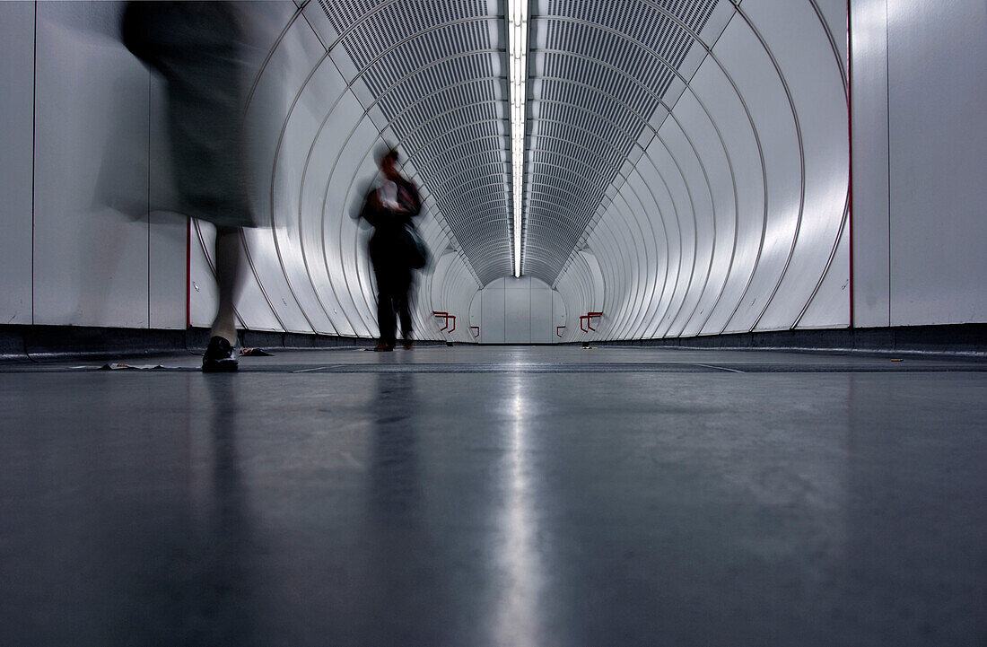 Personen laufen durch U-Bahn Station, Wien, Österreich