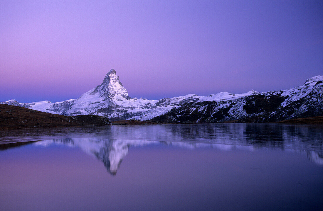 Matterhorn in der Morgendämmerung und Spiegelung, Wallis, Schweiz