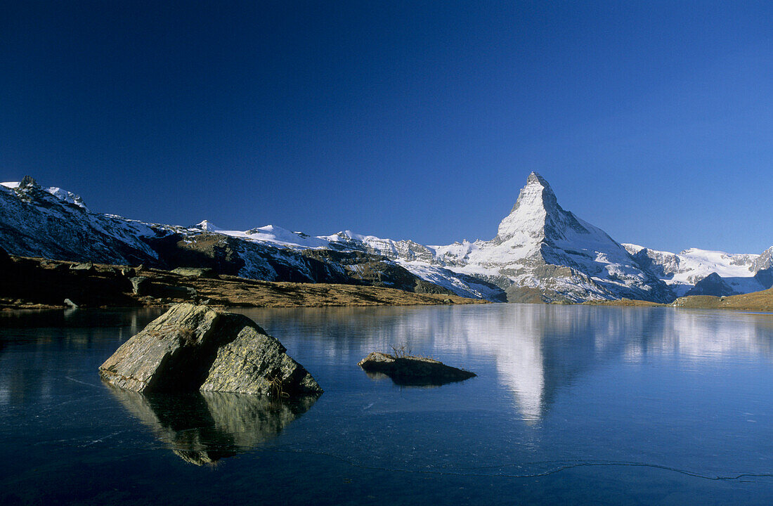 Matterhorn spiegelt sich in einem See, Wallis, Schweiz