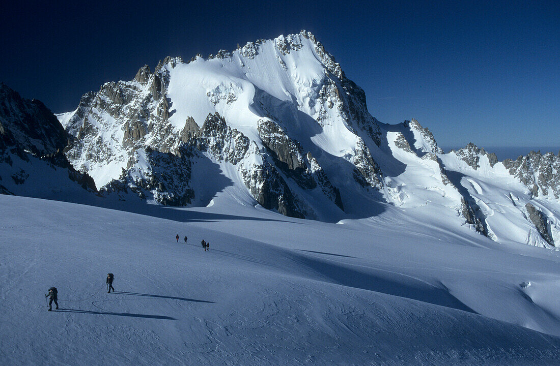 Bergsteiger auf dem Gletscher vor der Aiguille de Chardonnet, Mont Blanc, Frankreich