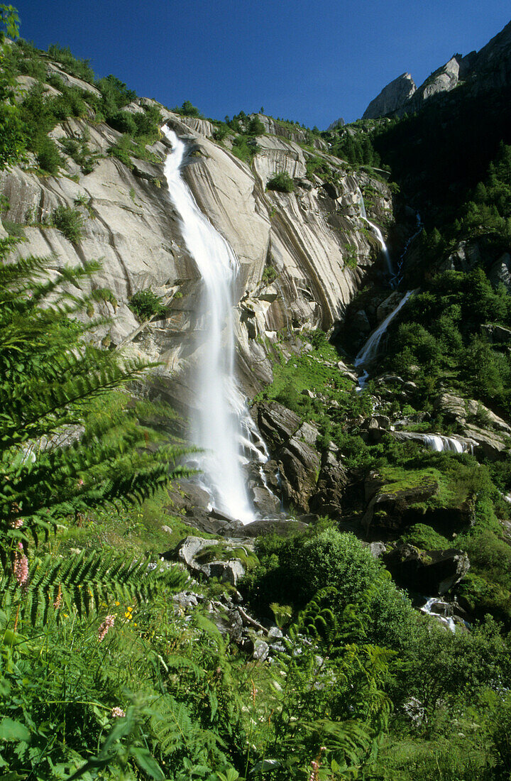 Wasserfall im Mellotal, Bergell, Italien