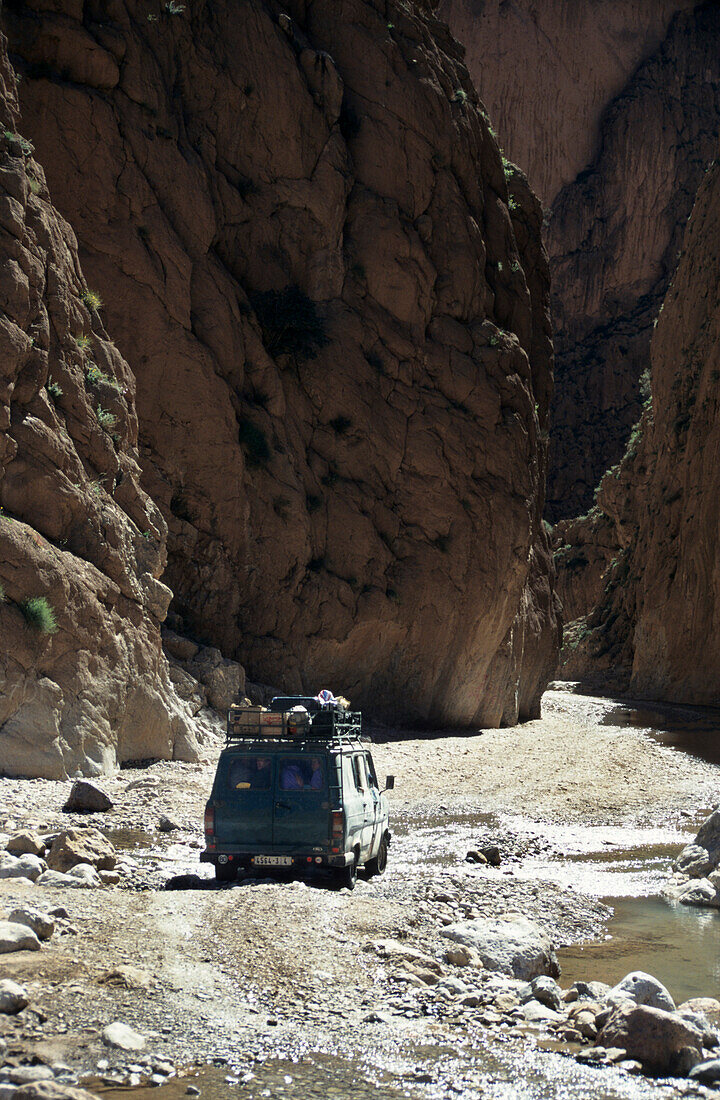 einheimischer Transportbus auf Straße durch Todra-Schlucht, Marokko
