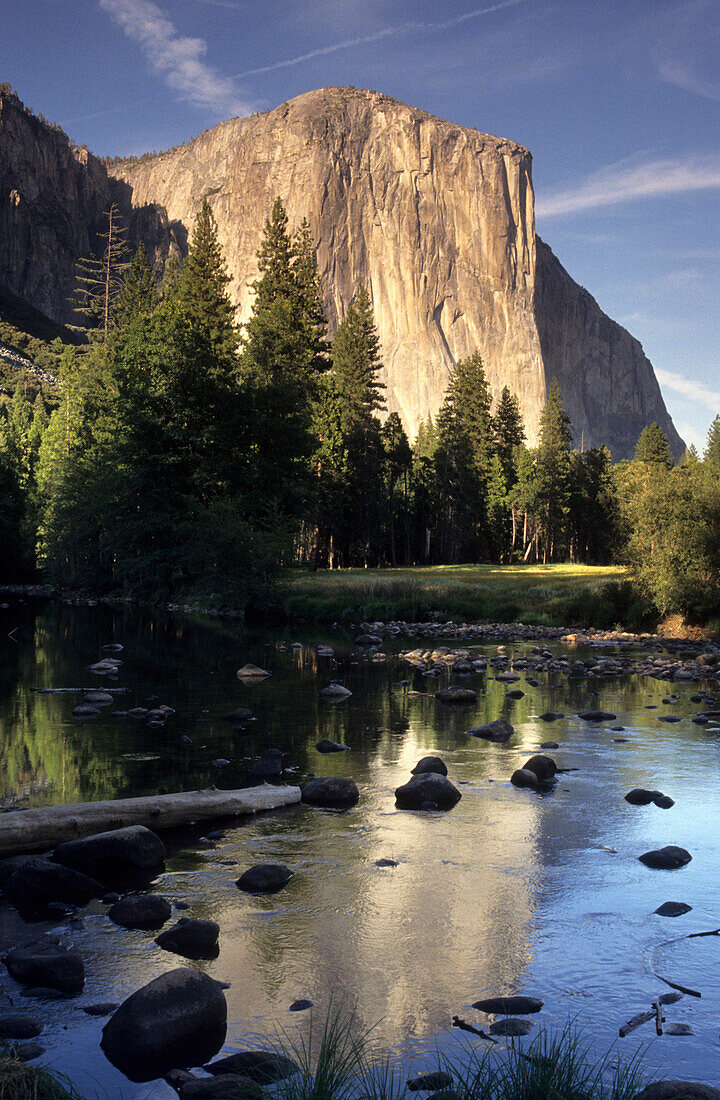 El Capitan und Spiegelung im Merced River, Yosemite Tal, Yosemite Nationalpark, Californien, USA