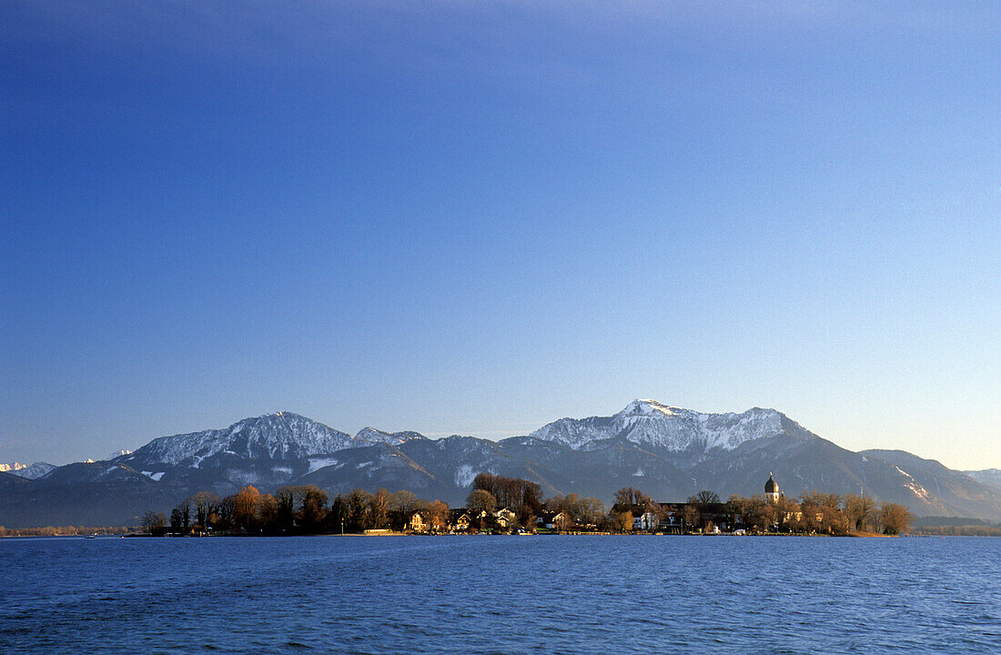Lake Chiemsee with island of Frauenchiemsee and snow-covered Hochfelln and Hochgern, Gstadt, Chiemgau, Upper Bavaria, Bavaria, Germany