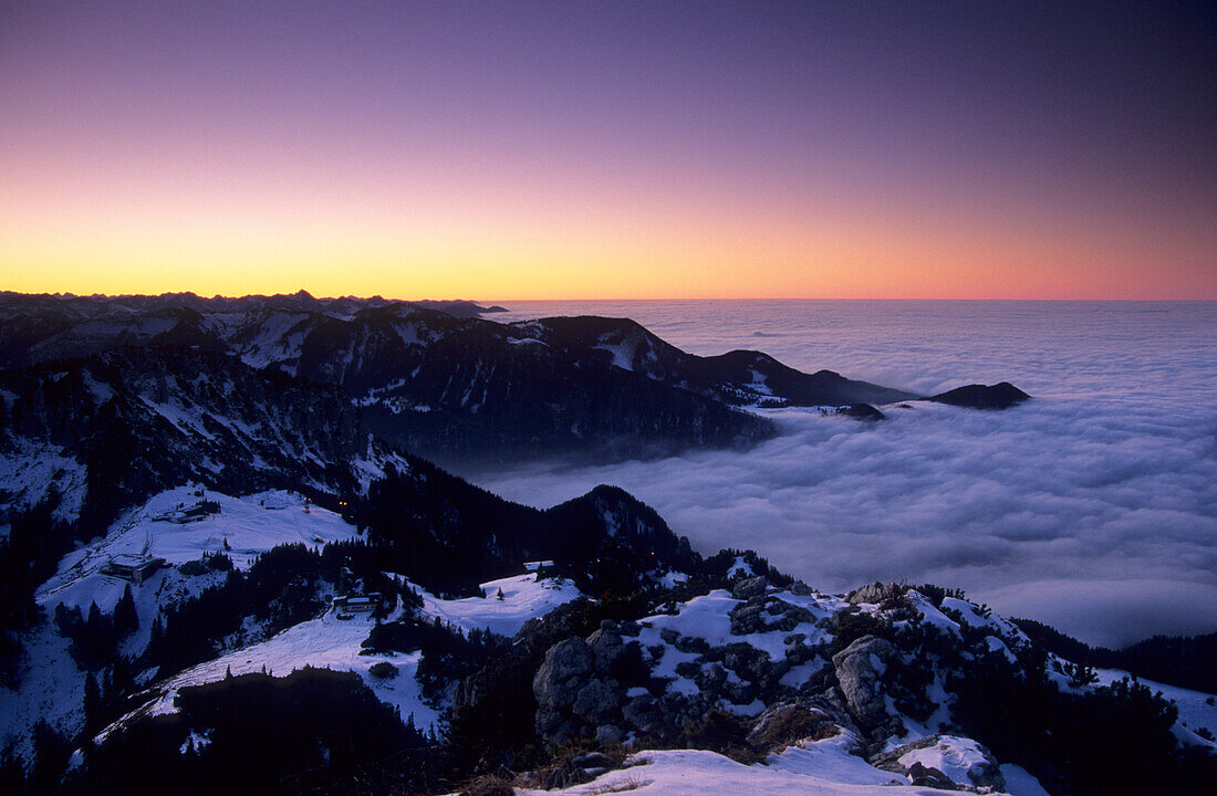 Abendstimmung an der Kampenwand, Nebelmeer im Priental und über dem Alpenvorland, Chiemgau, Oberbayern, Bayern, Deutschland
