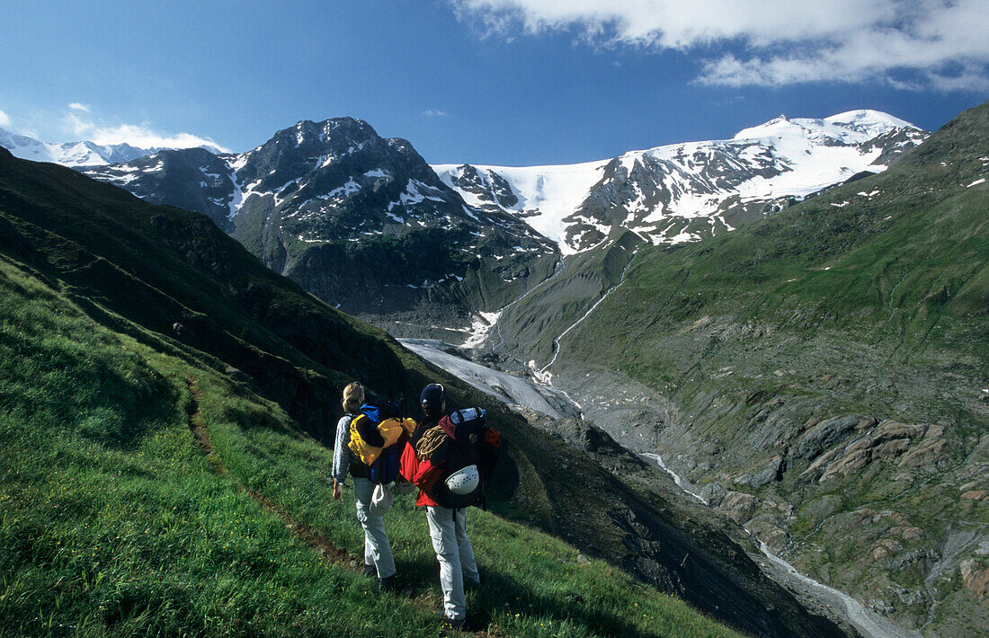 Pärchen von Bergsteigern auf Wanderweg über dem Gepatschferner, Ötztaler Alpen, Tirol, Österreich