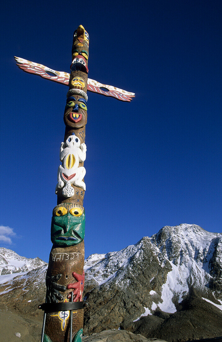 totem pole at lodge Schöne Aussicht, Ötztal range, South Tyrol, Alta Badia, Italy