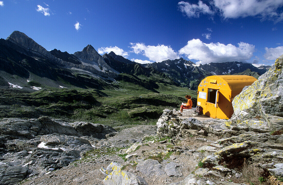 Biwakschachtel mit Bergsteiger vor Lodner und Hoher Weiße, Texelgruppe, Südtirol, Italien