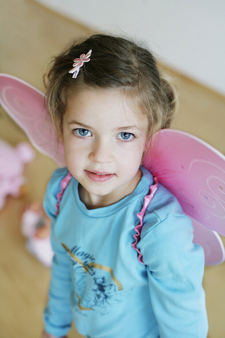 Mädchen (3-4 Jahre) mit Schmetterlingsflügeln