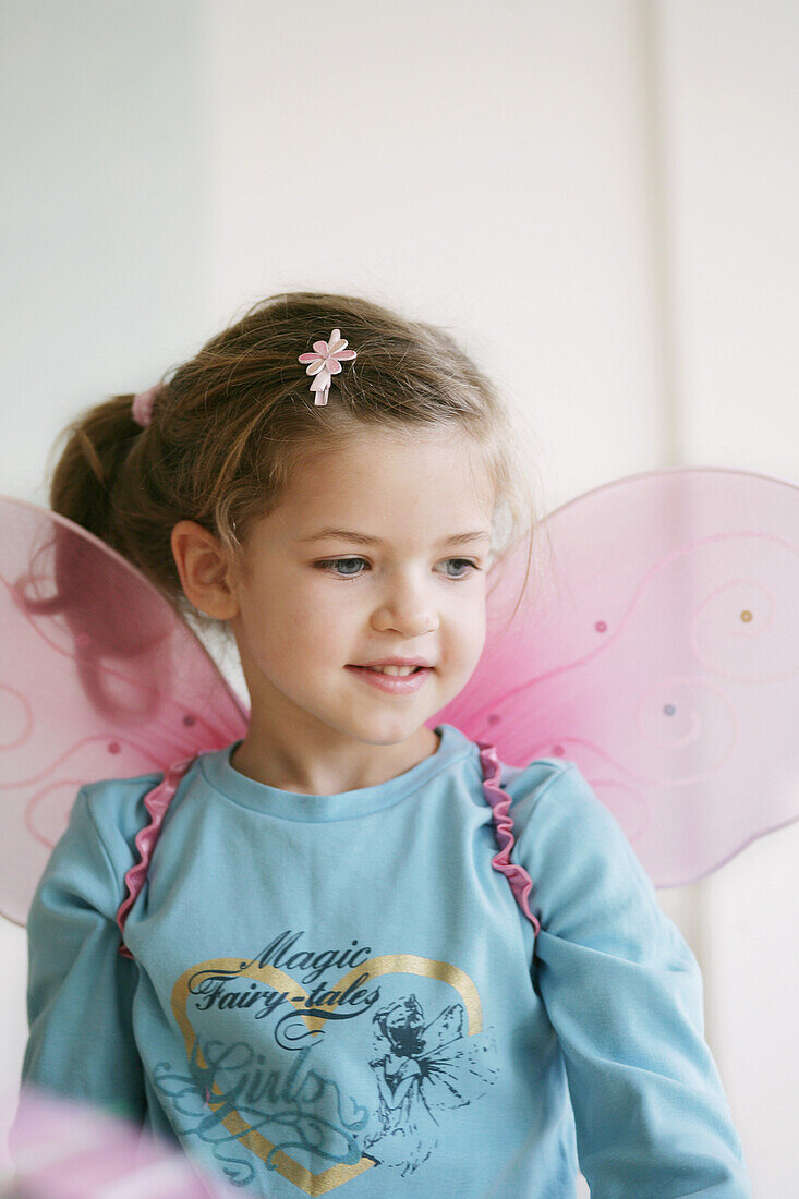 Mädchen (3-4 Jahre) mit Schmetterlingsflügeln