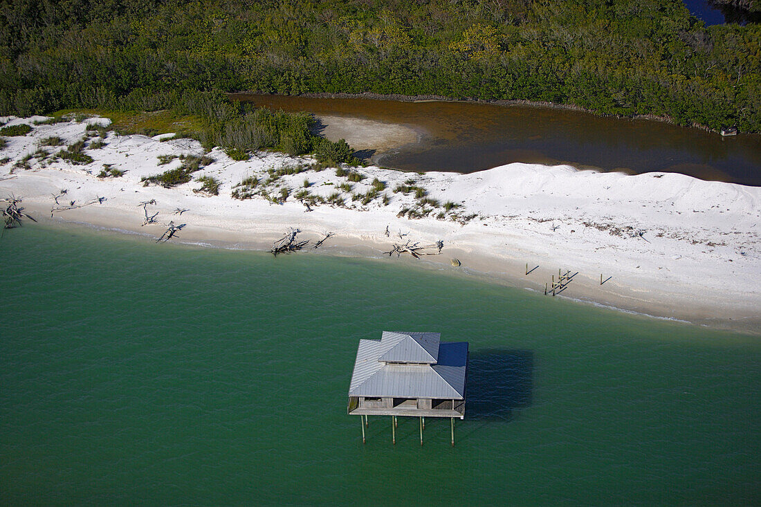 Verwaistes Haus auf Pfählen an der Küste des Ten Thousand Islands Nationalpark, Florida, USA