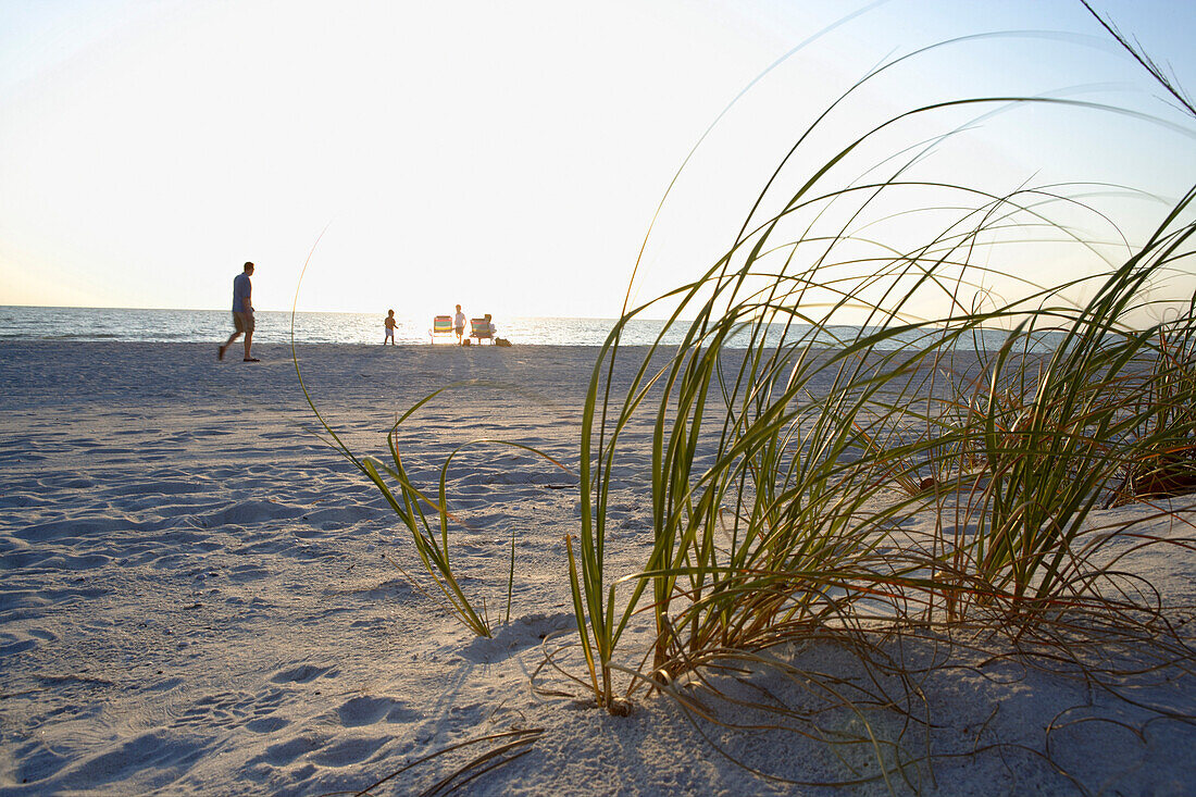 Urlauber geniessen Sonnenuntergang am Strand, Sylt, Nordfriesland, Schleswig-Holstein. Deutschland