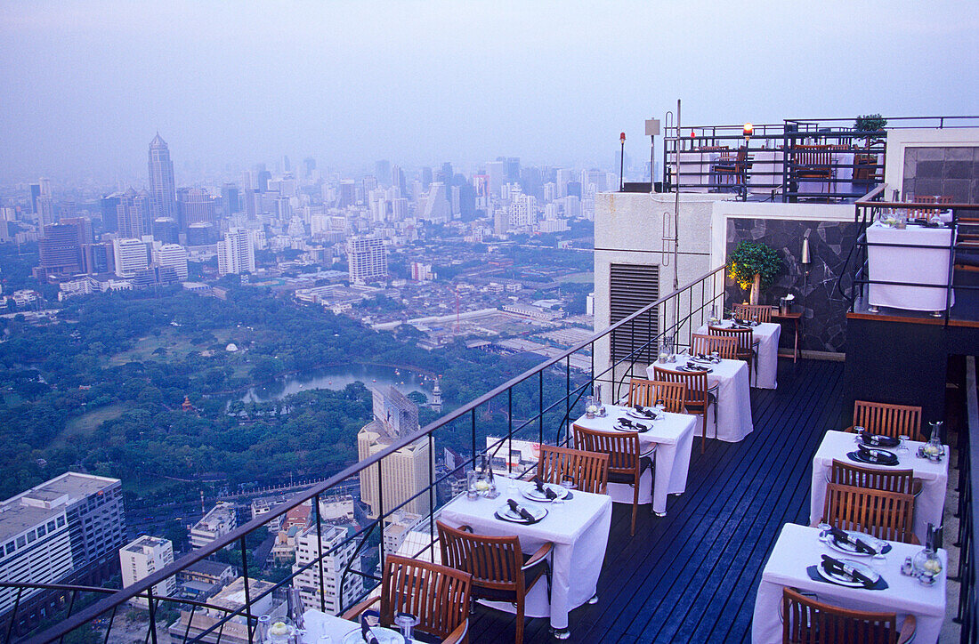 Moon Bar heisst diese Dachterrassenbar des Banyan Tree Hotels in Bangkok, Thailand