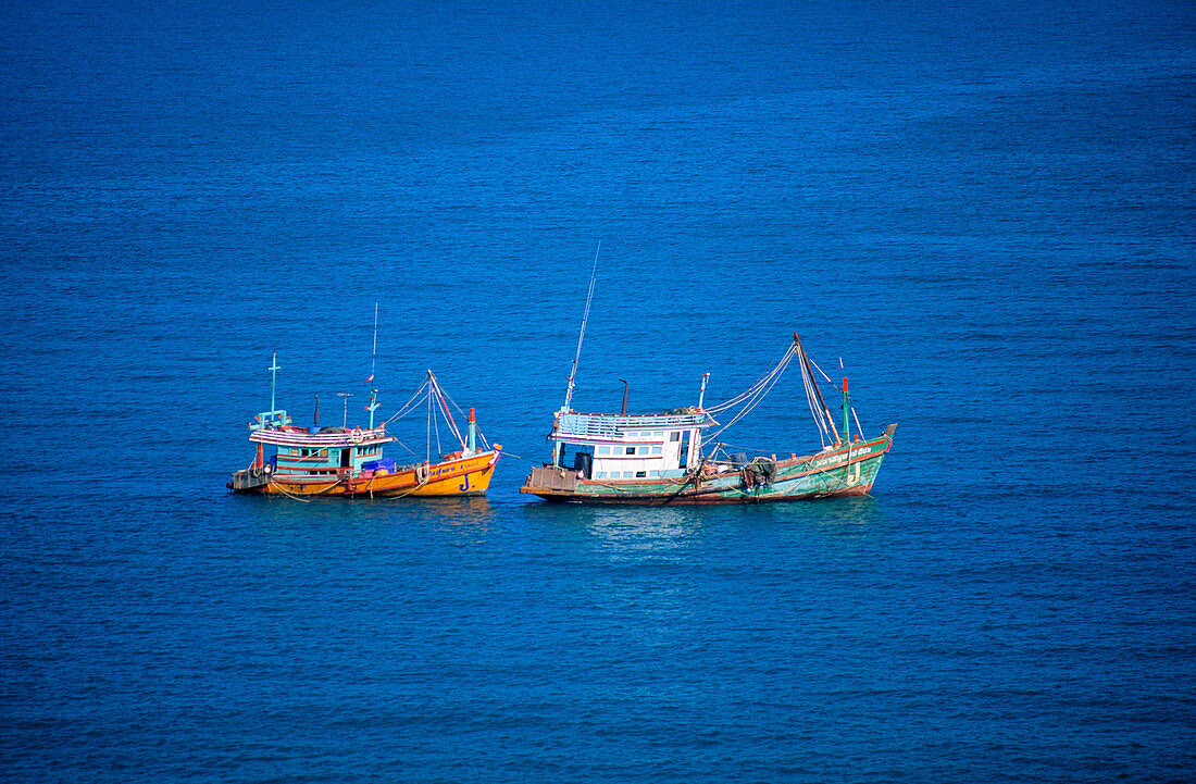 Fischerboote in der Thong Takhian Bay, nördlich von Lamai, Ko Samui, Thailand