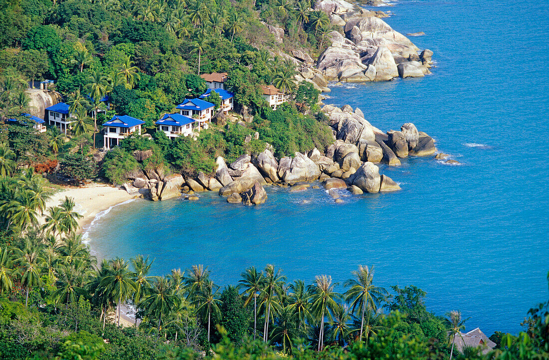 Die Chalets des Coral Cove Resorts liegen über einem kleinen, beinahe privatem Strand zwischen Chaweng und Lamai, Ko Samui, Thailand