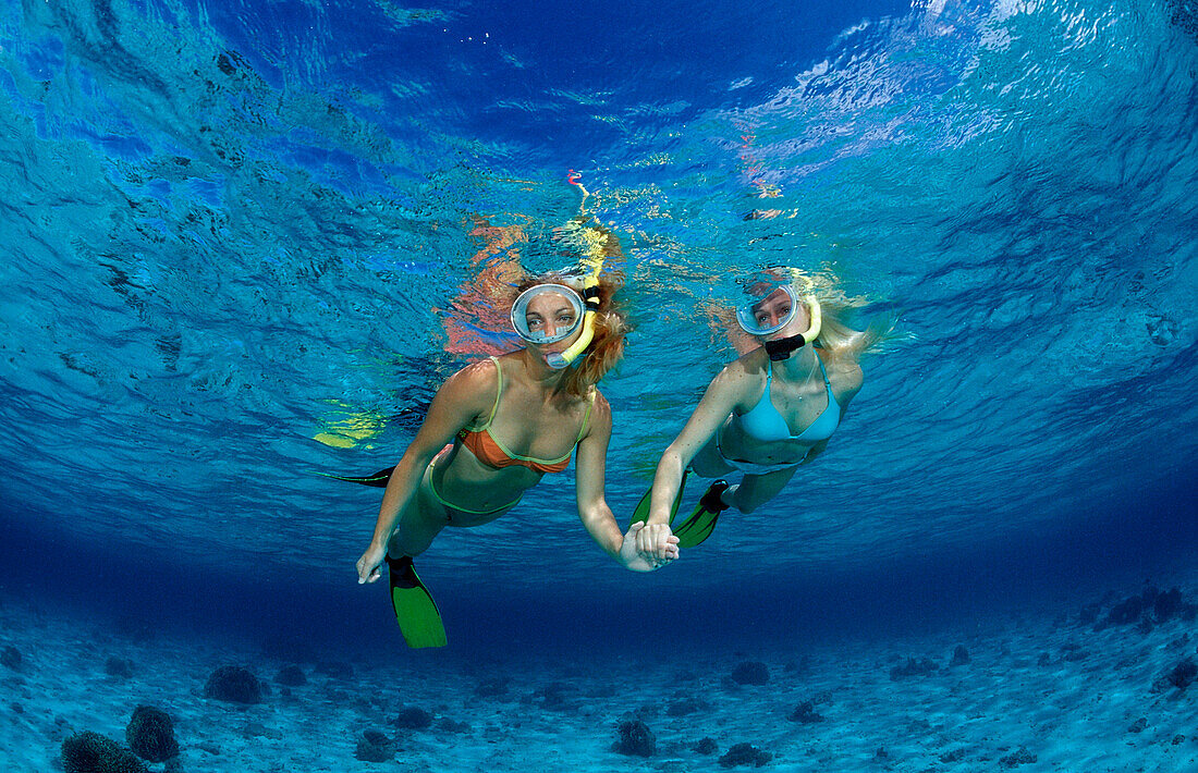 Zwei Frauen beim Schnorcheln, Indonesien, Bali, Indischer Ozean