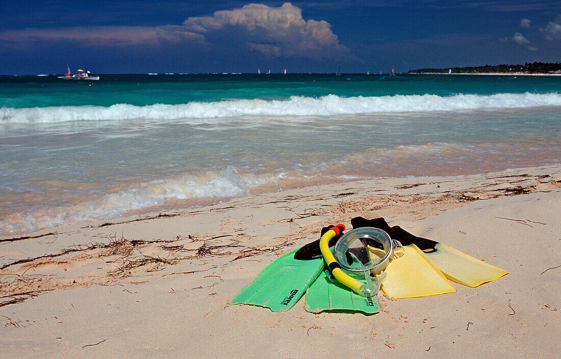 Flossen und Maske auf Sandstrand, Punta Cana, Karibik, Dominikanische Republik