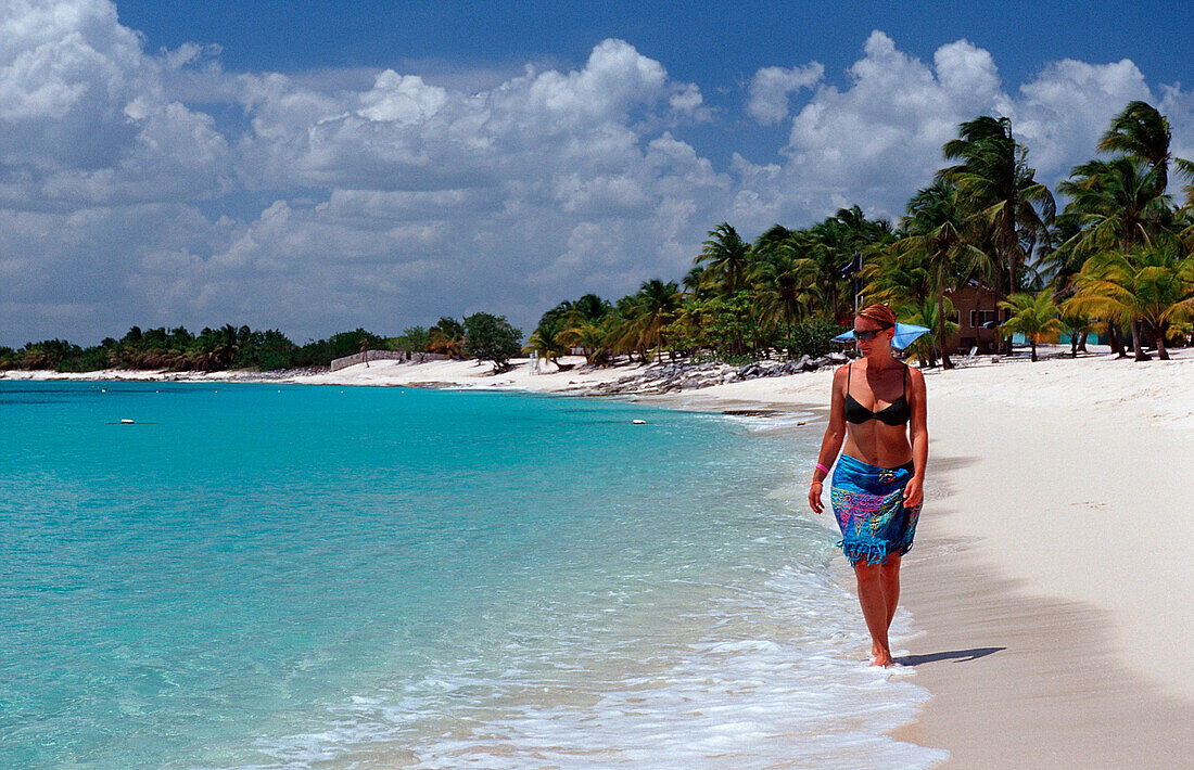 Frau schlendert am Sandstrand, Punta Cana, Karibik, Dominikanische Republik