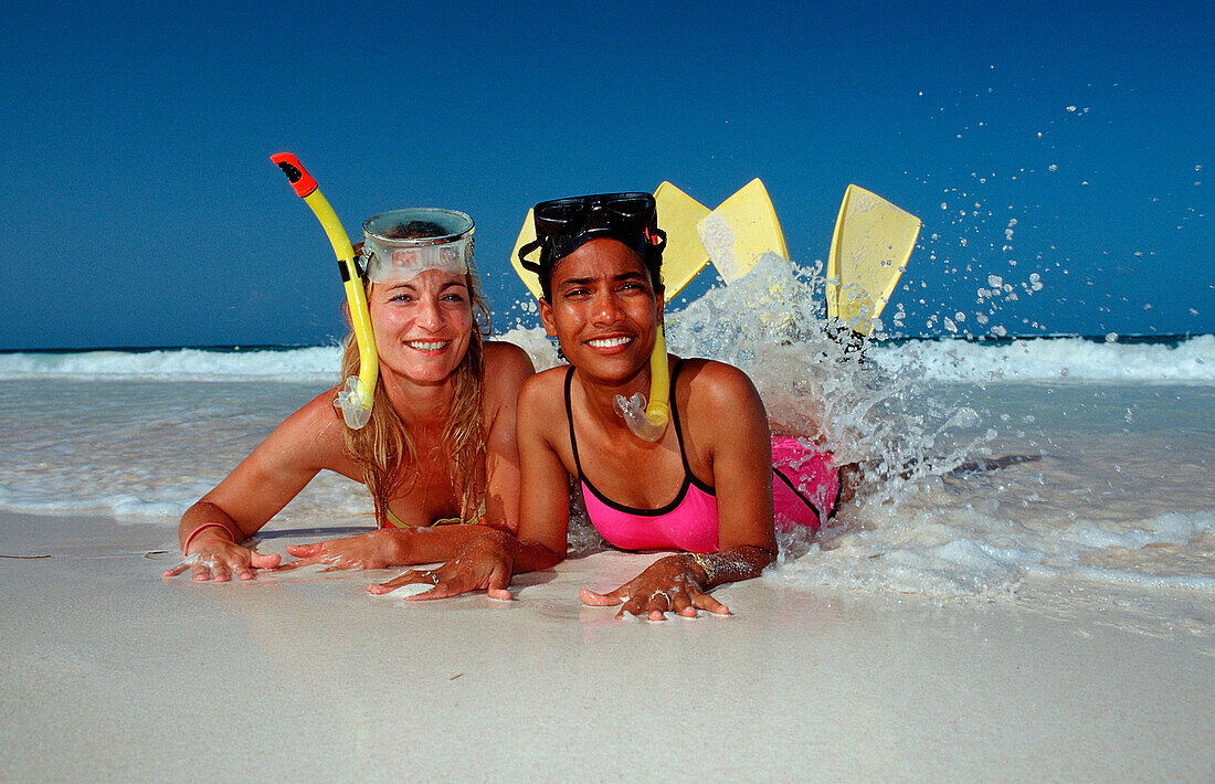 Zwei Schnorchlerinnen am Strand, Punta Cana, Karibik, Dominikanische Republik