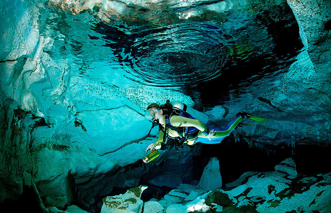 Taucher in Unterwasserhoehle Cueva Taina, Punta Cana, Suesswasser, Dominikanische Republik