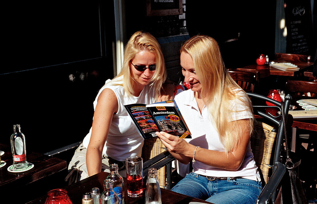 Zwei Touristen lesen Reisefuehrer, Niederlande, Holland, Amsterdam
