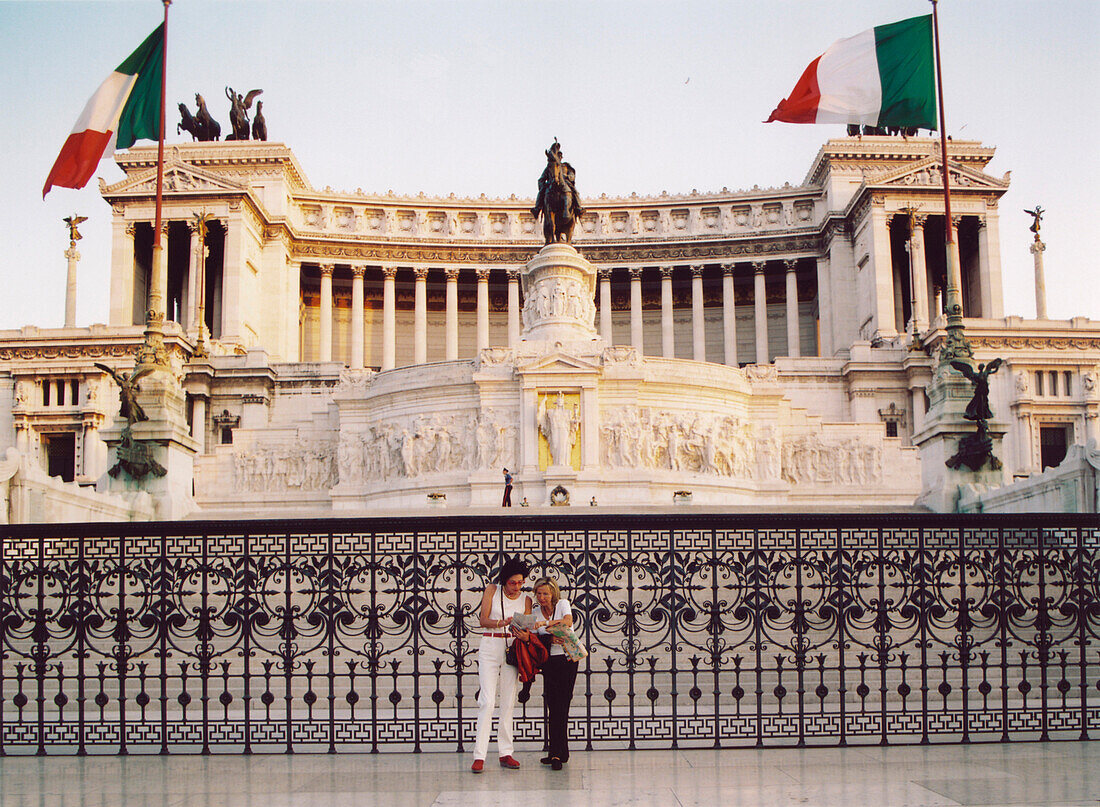 Tourists at the National Monument, Monumento Nazionale a Vittorio Emanuele II, Piazza Venezia, Rome, Italy