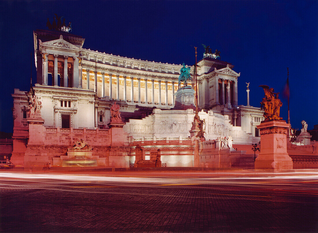 Nationaldenkmal bei Nacht, Monumento Nazionale a Vittorio Emanuele II, Piazza Venezia, Rom, Italien